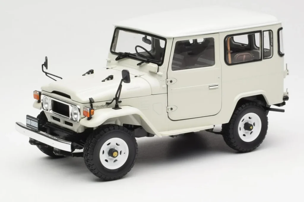 โมเดลรถ 1:18 Toyota Land Cruiser FJ40 Van สีขาว Kyosho