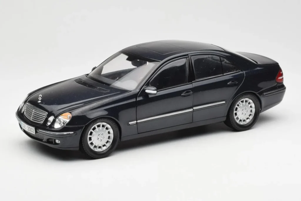 โมเดลรถ 1:18 Mercedes E-Class W211 สีน้ำเงินเมทัลลิก Kyosho (มือสอง)
