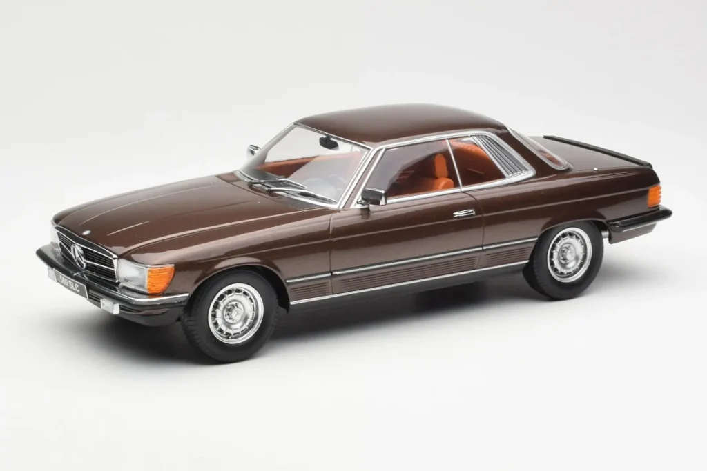 โมเดลรถ 1:18 Mercedes 500 SLC C107 สีน้ำตาล KK-Scale (มือสอง)