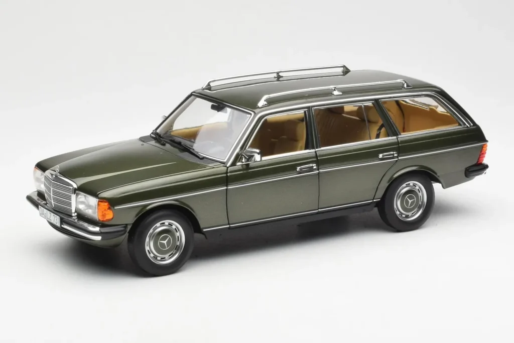 โมเดลรถ 1:18 Mercedes 230T W123 T-Model สีเขียวเมทัลลิก Norev (มือสอง)