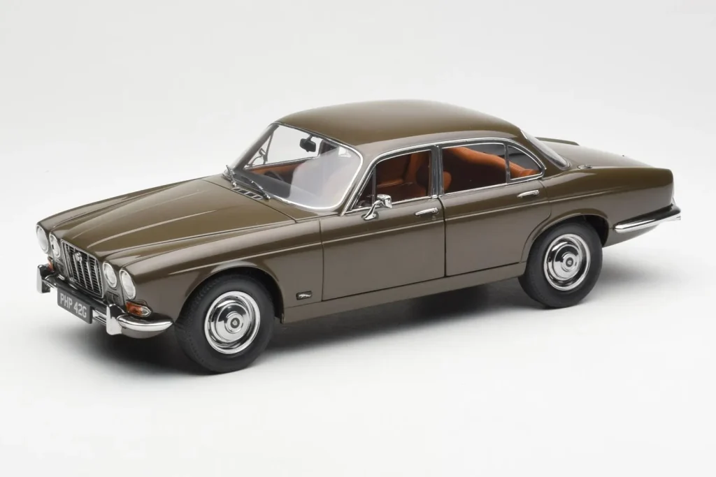โมเดลรถ 1:18 Jaguar XJ6 Series 1 4.2 Sable สีน้ำตาล Paragon (มือสอง)
