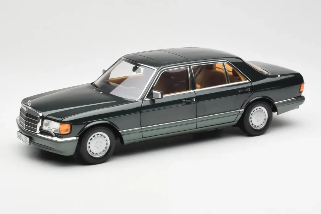 โมเดลรถ 1:18 Mercedes 560 SEL W126 Night Green Metallic Dealer Edition Norev (มือสอง)
