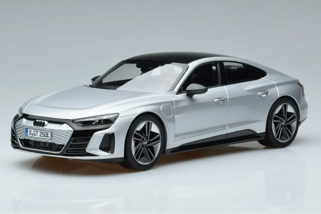 Model 1:18 Audi RS e-tron GT silver Norev
