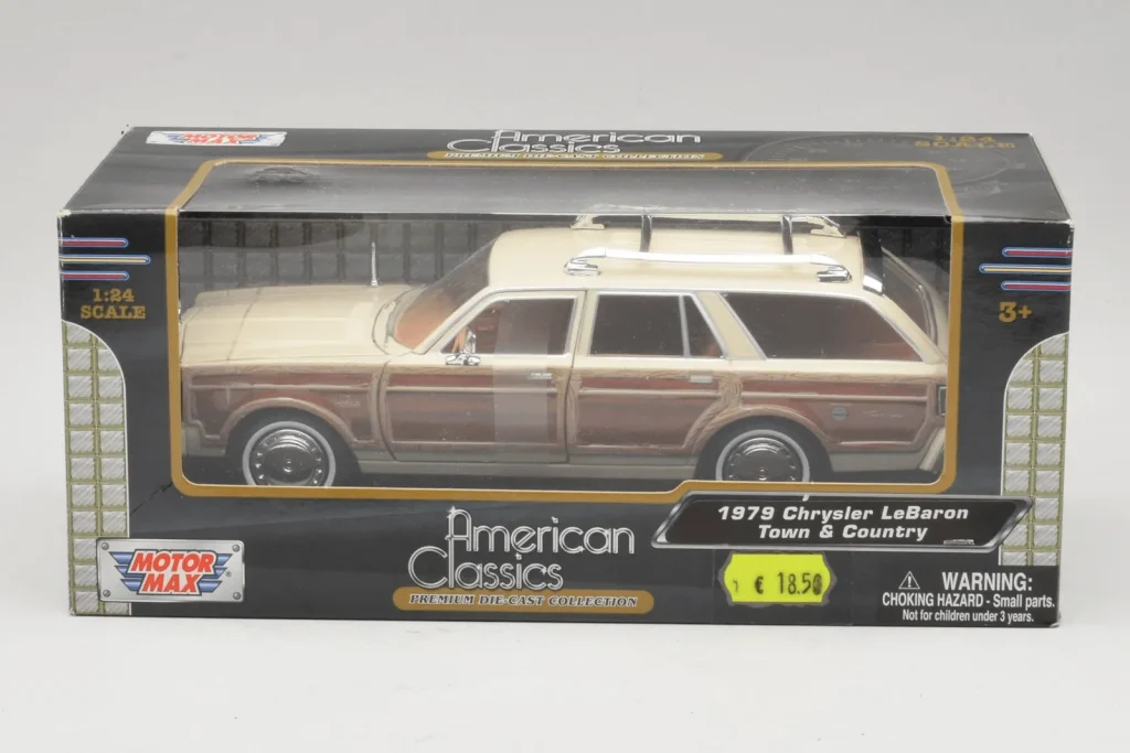 โมเดลรถ 1:24 Chrysler LeBaron Town & Country สีเบจ Motormax (มือสอง)