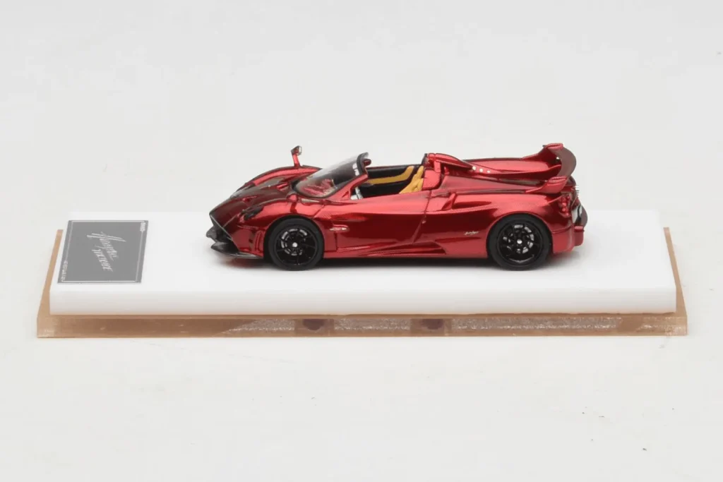 โมเดลรถ 1:64 Pagani Huayra Roadster Tricolore สีแดง Henson & Heaven