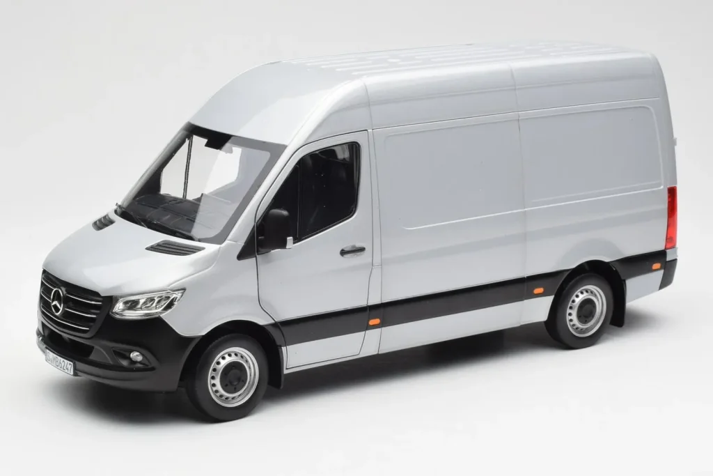 车型 1:18 Mercedes Sprinter W907 银色 Norev