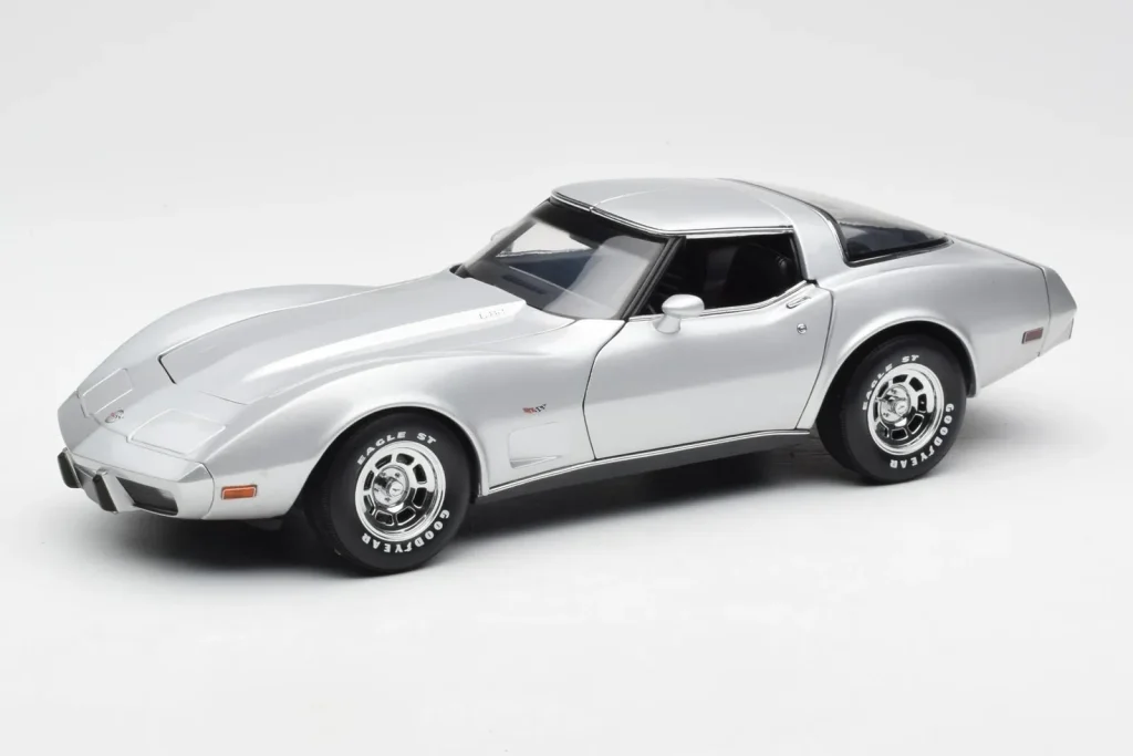 โมเดลรถ 1:18 Chevrolet Corvette C3 สีเงิน UT Models (มือสอง)