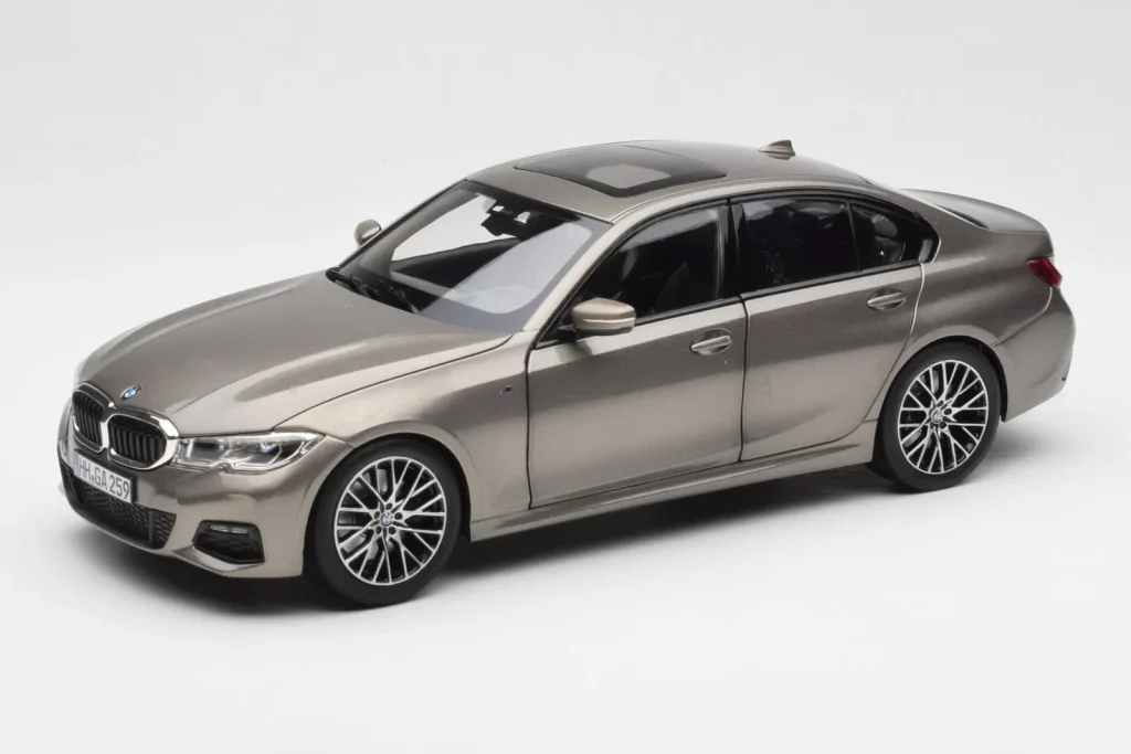 โมเดลรถ 1:18 BMW 330i G20 สีเงิน Norev (มือสอง)