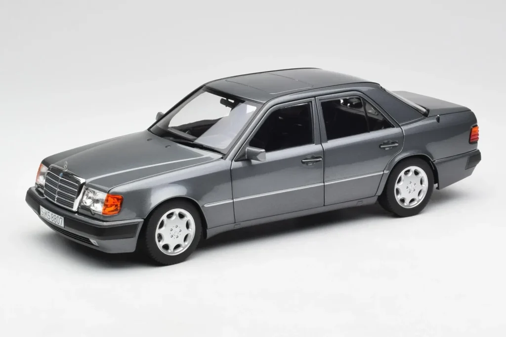 โมเดลรถ 1:18 Mercedes 500 E W124 Pearl สีเทา Norev