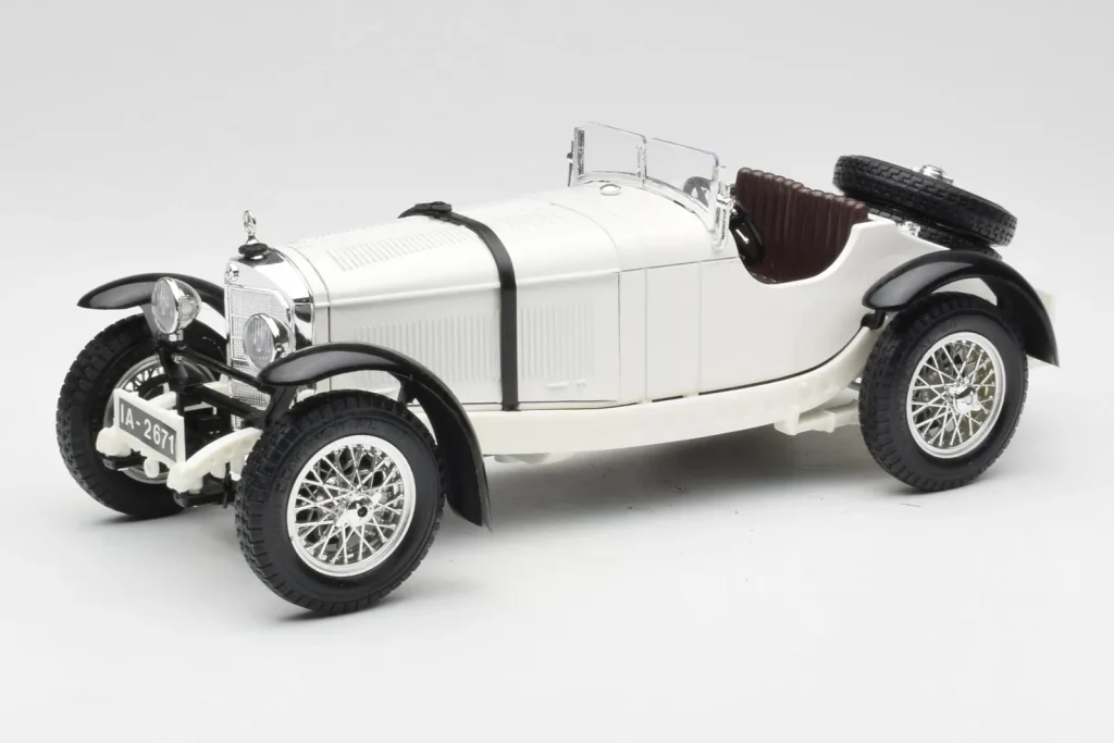 โมเดลรถ 1:18 Mercedes SSKL สีขาว Bburago (มือสอง)