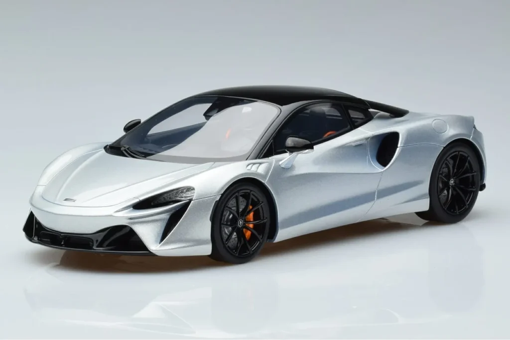 Model 1:18 McLaren Artura silver GT Spirit