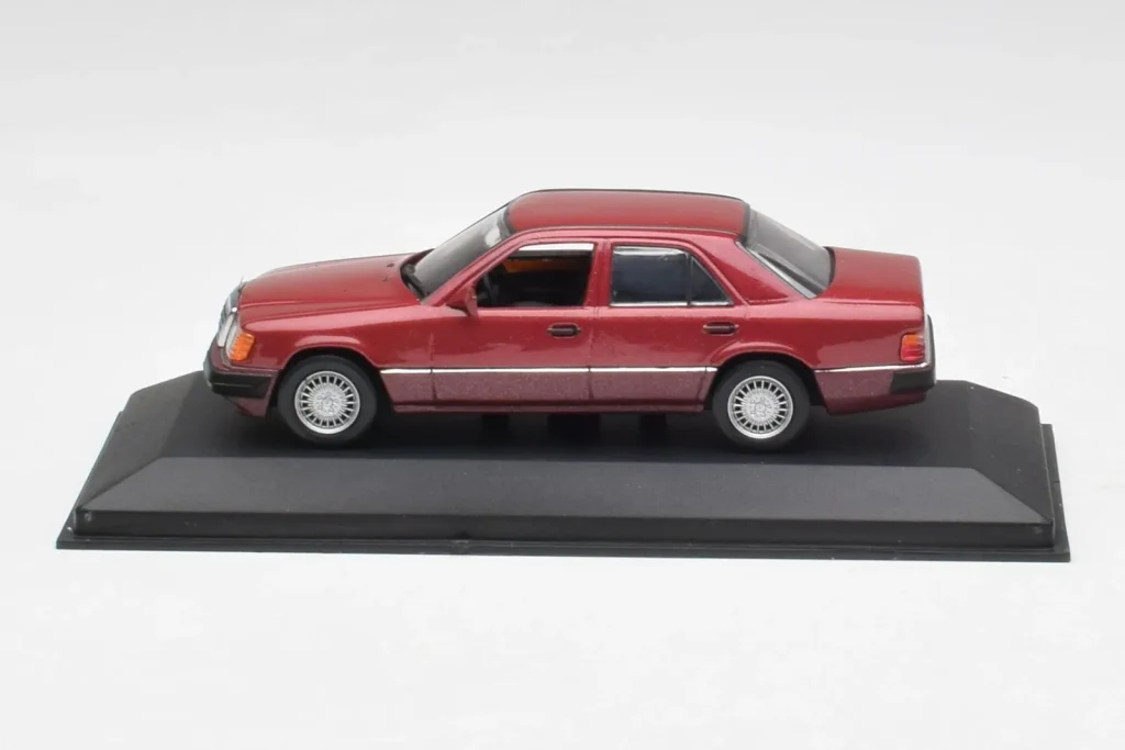 โมเดลรถ 1:43 Mercedes 300D W124 สีแดง Minichamps (มือสอง)