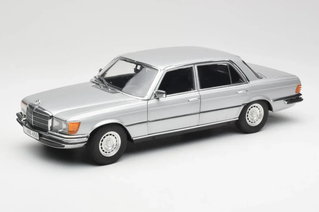 โมเดลรถ 1:18 Mercedes 450 SEL 6.9 W116 สีเงิน Revell (มือสอง)
