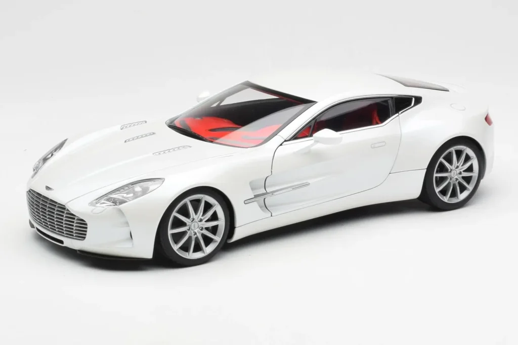 โมเดลรถ 1:18 Aston Martin One-77 Morning Frost สีขาว AUTOart (มือสอง)