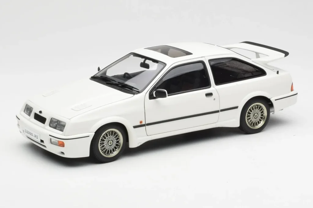 โมเดลรถ 1:18 Ford Sierra RS Cosworth สีขาว AUTOart (มือสอง)
