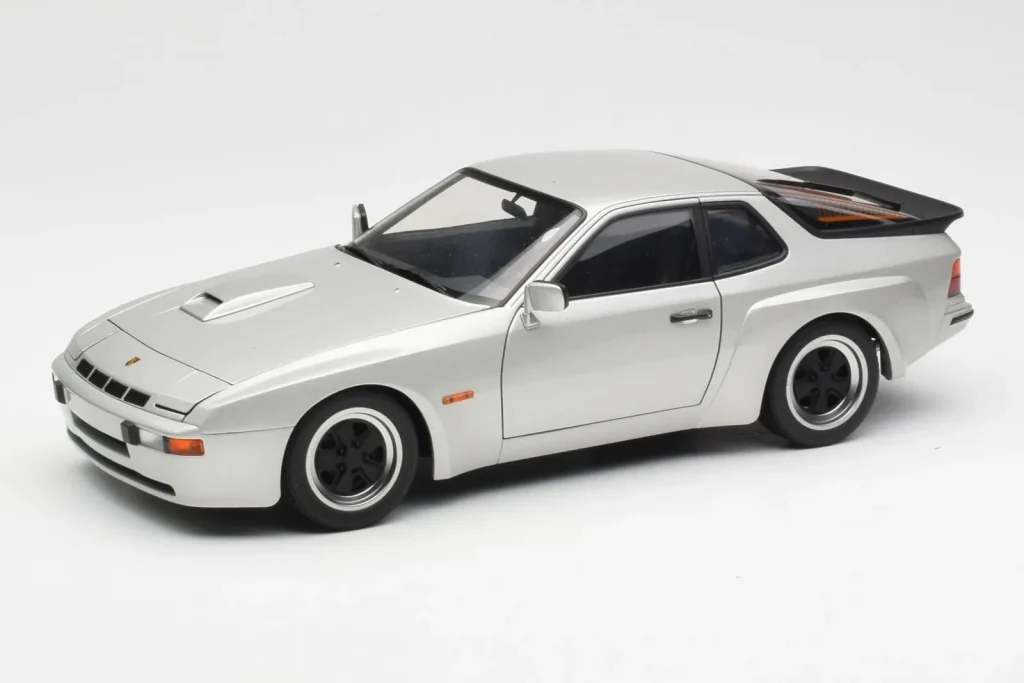 โมเดลรถ 1:18 Porsche 924 Carrera GT Diamond สีเงิน AUTOart (มือสอง)