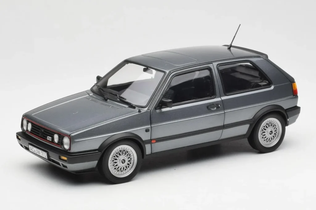 โมเดลรถ 1:18 Volkswagen Golf Mk2 GTI สีเทาเมทัลลิก Norev (มือสอง)