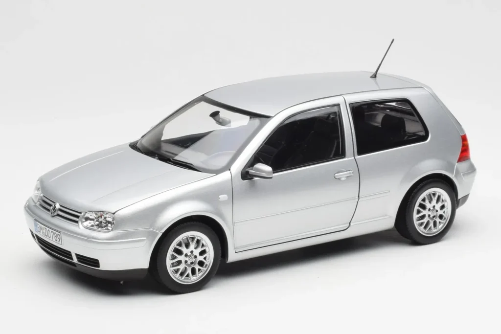 โมเดลรถ 1:18 Volkswagen Golf Mk5 GTI สีเงิน Norev (มือสอง)