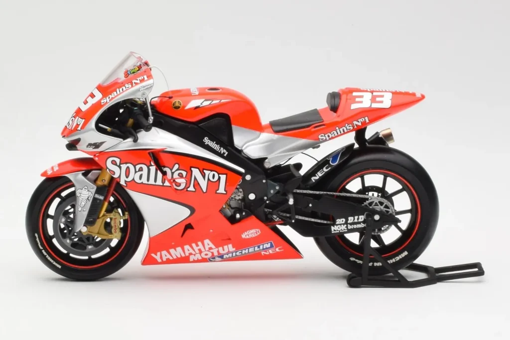 โมเดลรถ 1:12 Yamaha YZR-M1 Gauloises Fortuna Yamaha #7 C. Checa MotoGP ปี 2004 Minichamps (มือสอง)