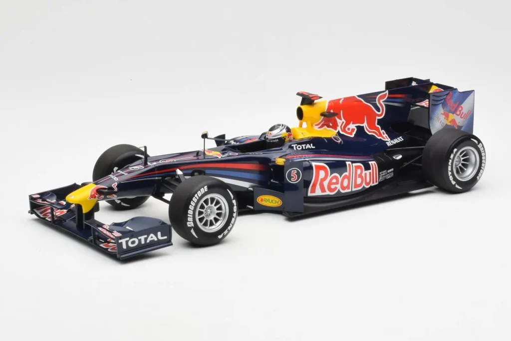 โมเดลรถ 1:18 Red Bull Racing Renault RB5 #5 S. Vettel Showcar ปี 2010 Minichamps (มือสอง)