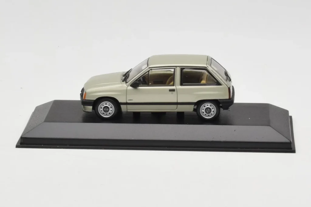โมเดลรถ 1:43 Opel Corsa A Swing สีเขียว Minichamps (มือสอง)