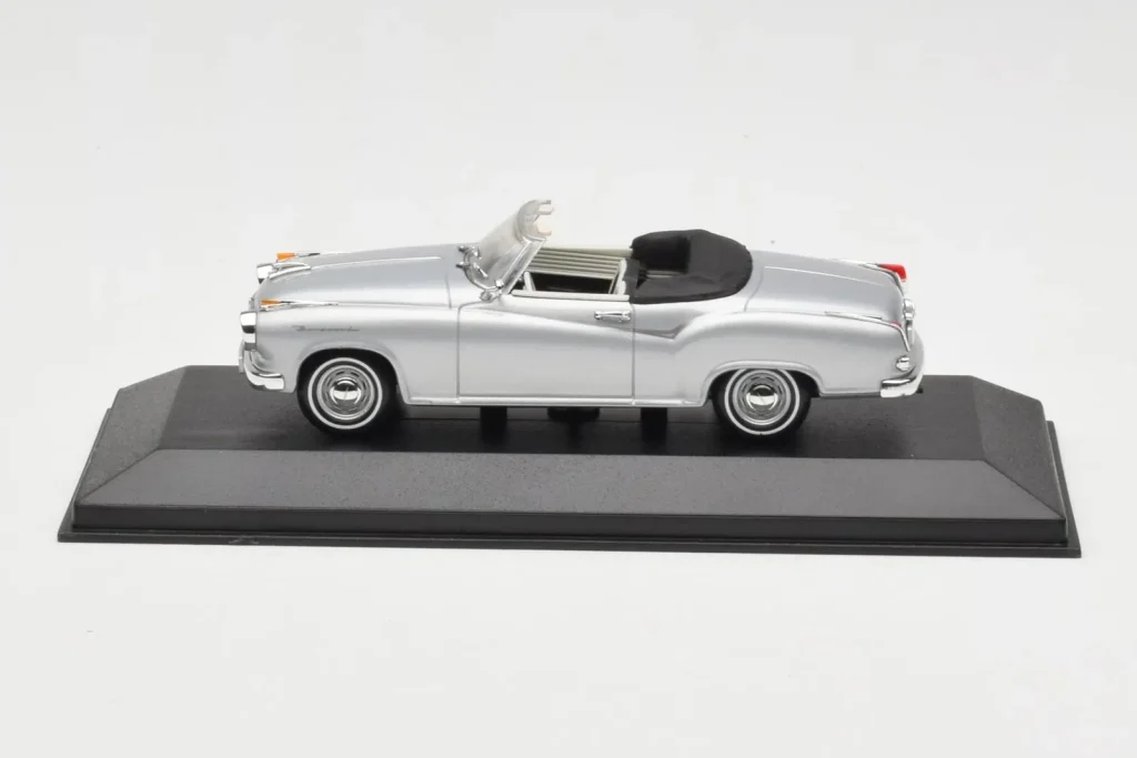 โมเดลรถ 1:43 Borgward Isabella Cabriolet สีเงิน Minichamps (มือสอง)