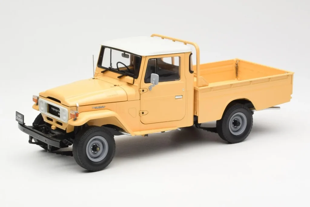 โมเดลรถ 1:18 Toyota Land Cruiser Pickup สีเบจ Kyosho (มือสอง)