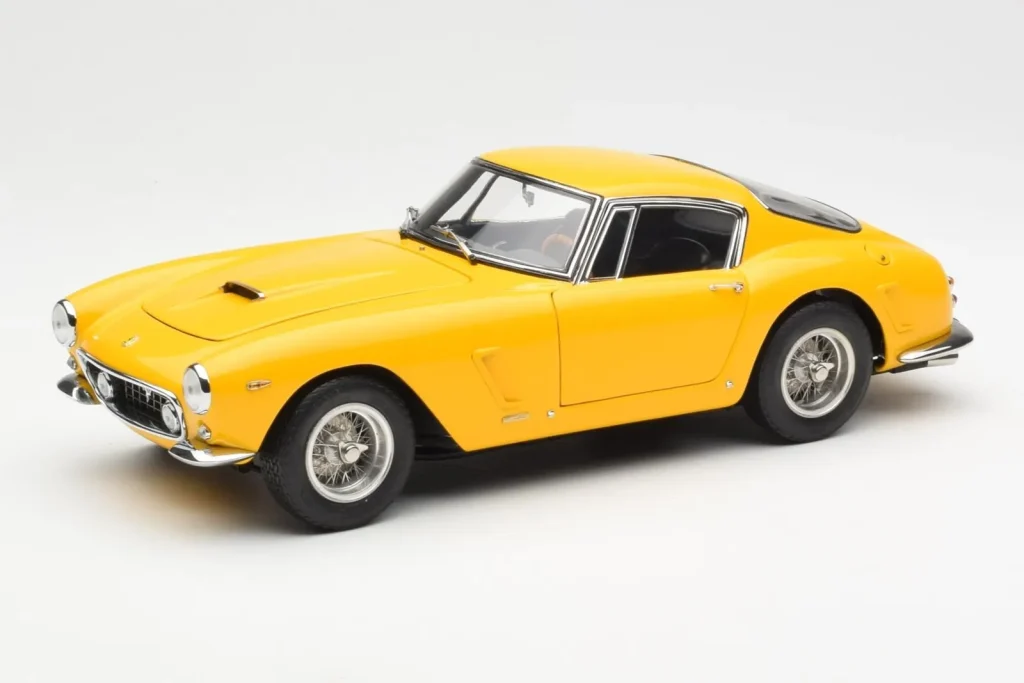 โมเดลรถ 1:18 Ferrari 250 GT SWB สีเหลือง CMC (มือสอง)
