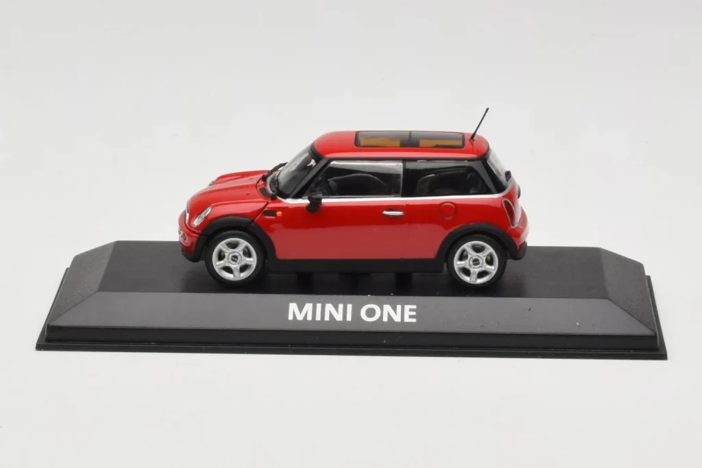 โมเดลรถ 1:43 Mini One R50 Red With Red Roof Minichamps (มือสอง)