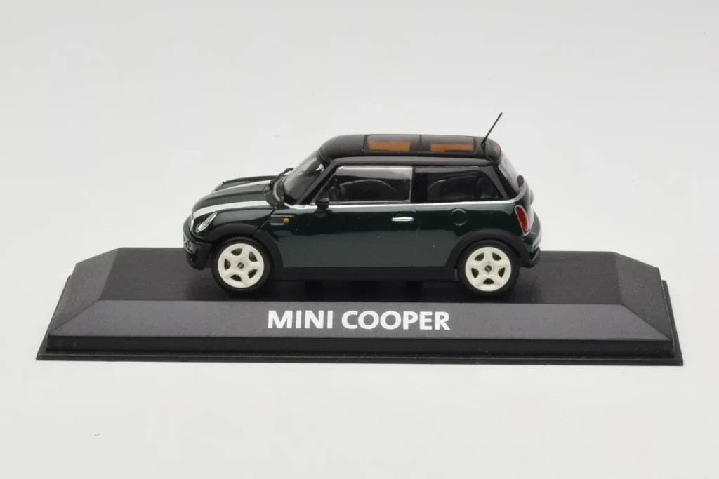 โมเดลรถ 1:43 Mini Cooper S R53 Green With Stripes Minichamps (มือสอง)