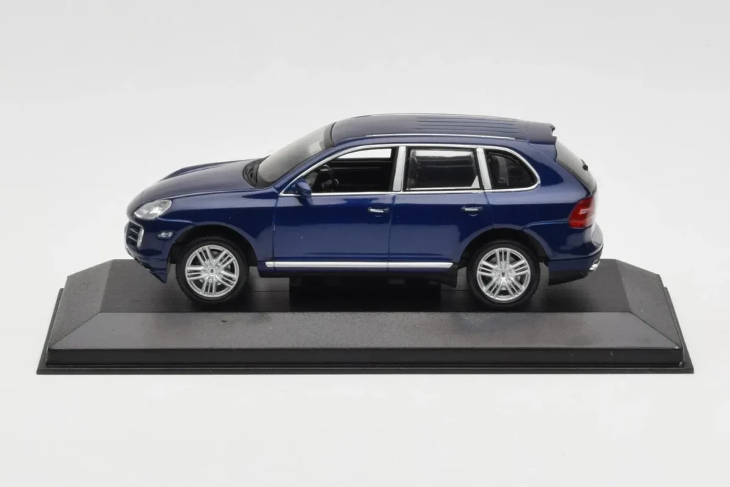 โมเดลรถ 1:43 Porsche Cayenne S สีน้ำเงิน Minichamps (มือสอง)