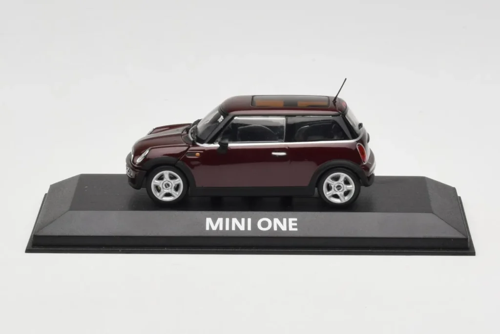 โมเดลรถ 1:43 Mini One R50 Dark Red With Black Roof Minichamps (มือสอง)