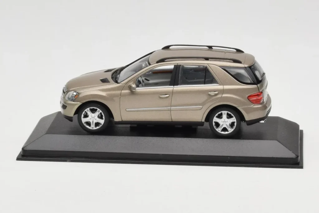 โมเดลรถ 1:43 Mercedes ML W164 Copper Metallic Minichamps (มือสอง)