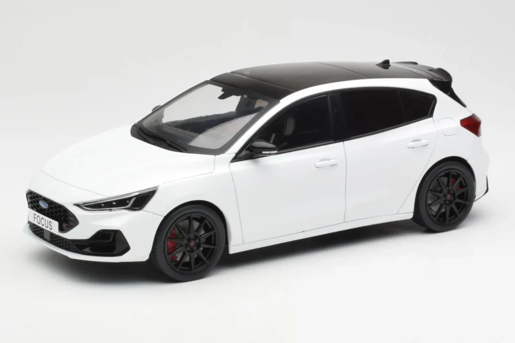 โมเดลรถ 1:18 Ford Focus ST Mk4 Frozen สีขาว MCG
