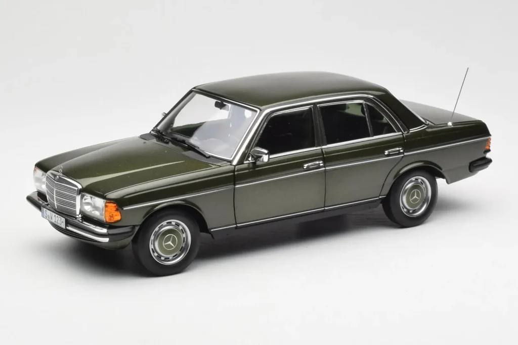 โมเดลรถ 1:18 Mercedes 200 W123 Cypress Green Metallic Dealer Edition Norev (มือสอง)