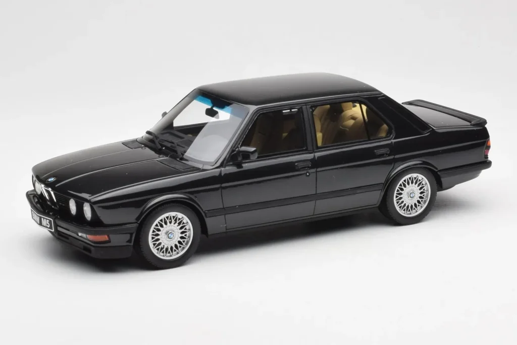 โมเดลรถ 1:18 BMW M5 E28 Diamond สีดำ Otto (มือสอง)