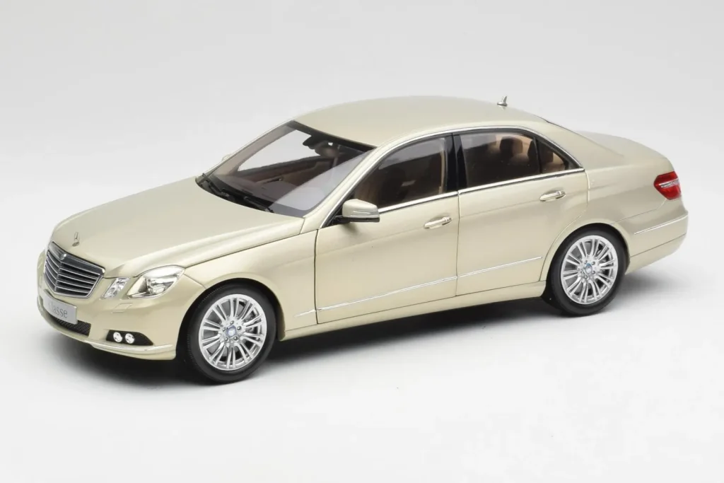 โมเดลรถ 1:18 Mercedes E-Class W212 Elegance Pearl สีเบจเมทัลลิก Minichamps (มือสอง)