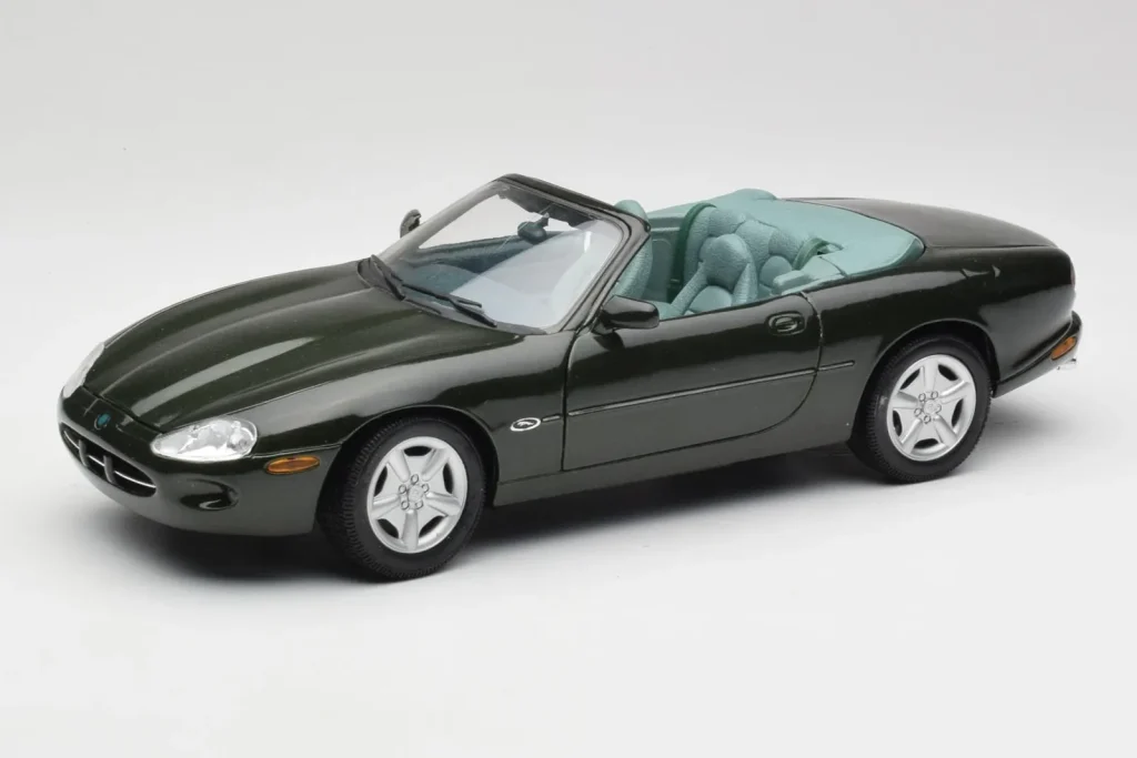 โมเดลรถ 1:18 Jaguar XK8 X100 Cabriolet British Racing สีเขียว Maisto (มือสอง)