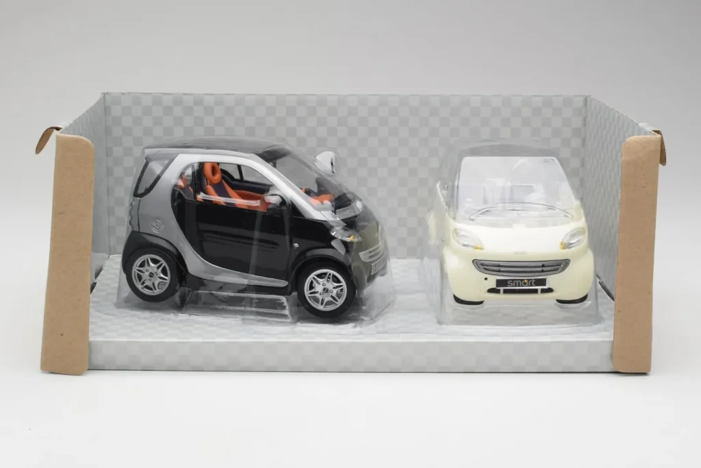 โมเดลรถ 1:18 Smart Fortwo Black & White Maisto (มือสอง)