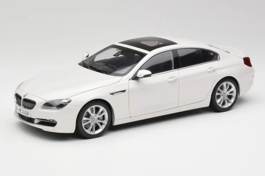 โมเดลรถ 1:18 BMW 6 F06 Gran Coupe Mineral สีขาว Paragon (มือสอง)