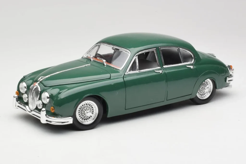 โมเดลรถ 1:18 Jaguar Mark II British Racing Green & Blue Interior Maisto (มือสอง)