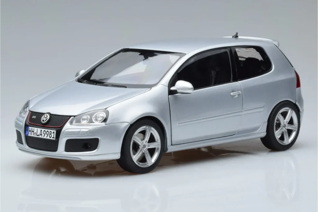 Model 1:18 Volkswagen Golf GTI Mk5 Pirelli Edition silver Norev