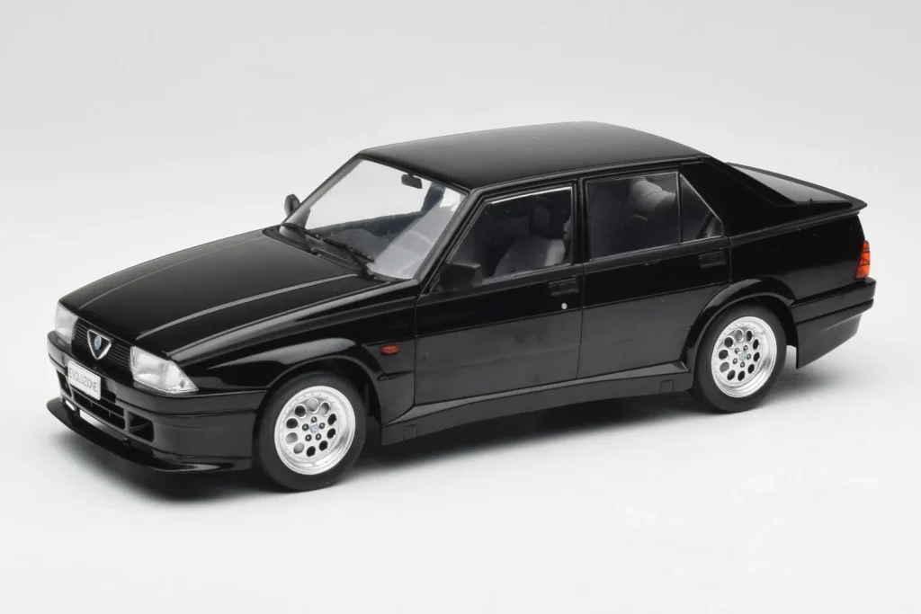 โมเดลรถ 1:18 Alfa Romeo 75 Turbo Evoluzione สีดำ MCG