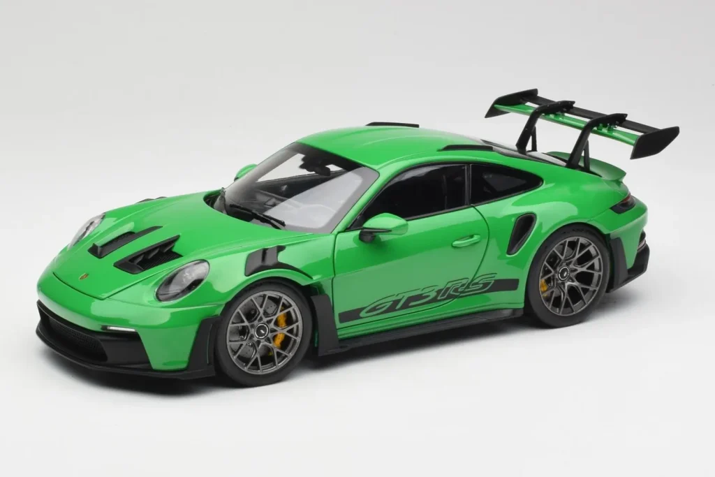 โมเดลรถ 1:18 Porsche 911 992 GT3 RS Python สีเขียว Norev (มือสอง)