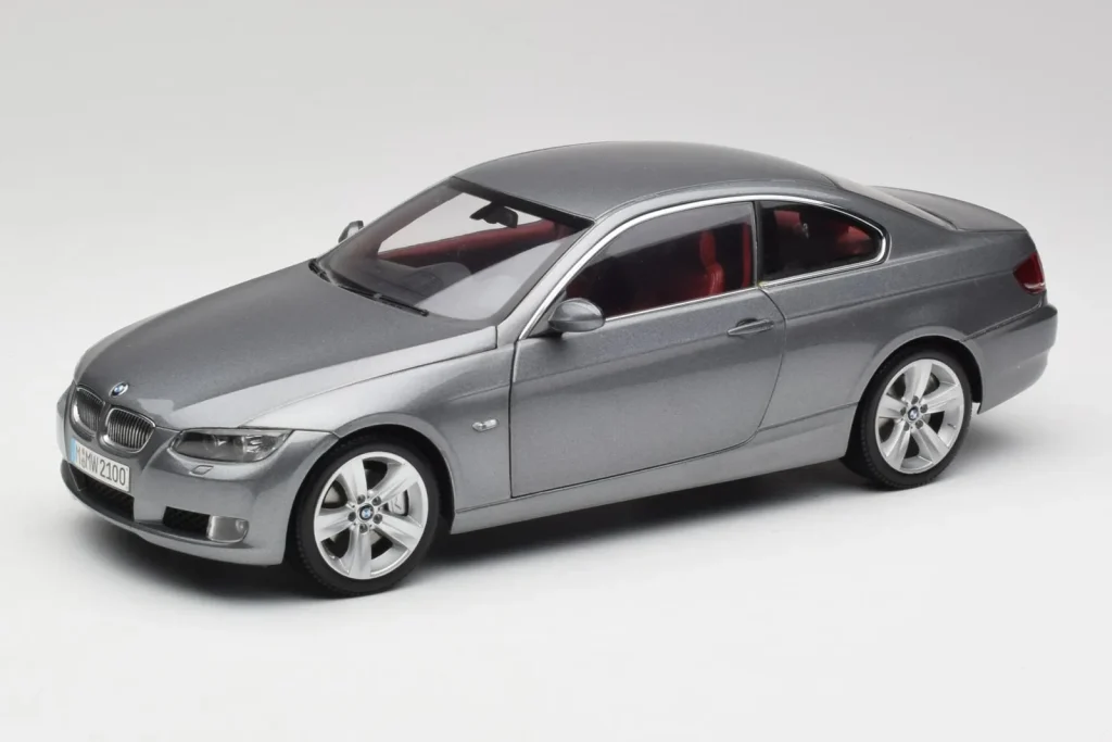 โมเดลรถ 1:18 BMW 330i E92 Coupe สีเทาเมทัลลิก Kyosho (มือสอง)