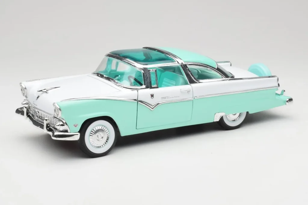 โมเดลรถ 1:18 Ford Crown Victoria Seafoam Green & White Road Legends (มือสอง)