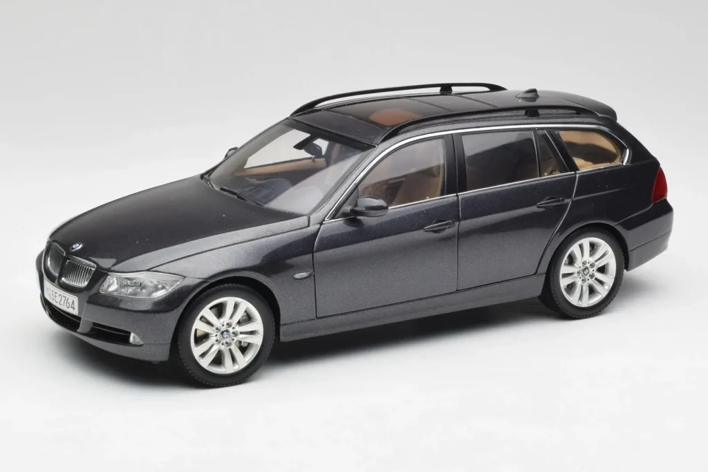 Model 1:18 BMW 330i E91 Touring Dark Grey Kyosho