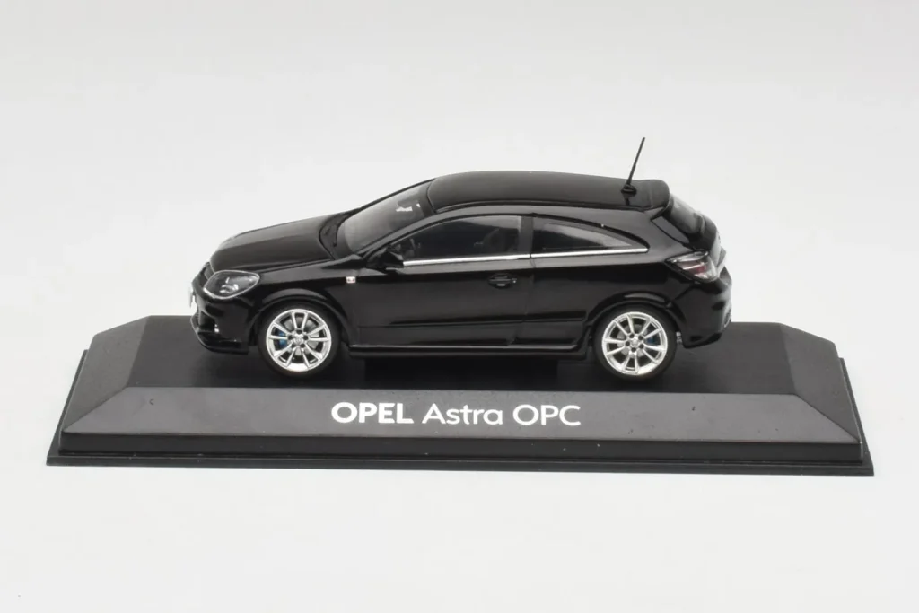 Model 1:43 Opel Astra H OPC Black Minichamps