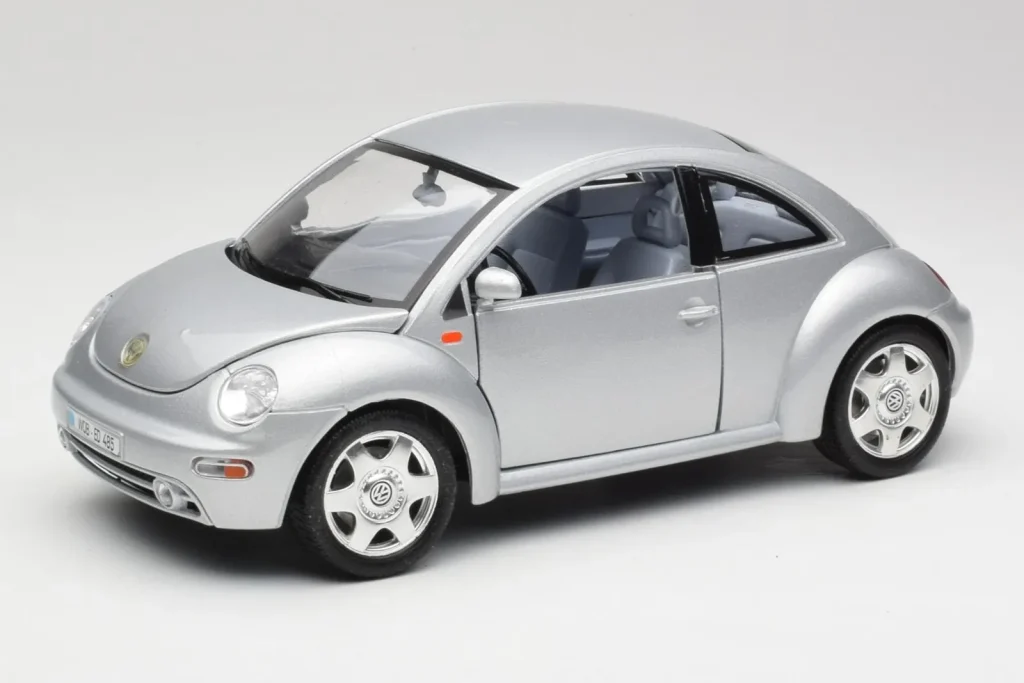 โมเดลรถ 1:18 Volkswagen New Beetle Reflex สีเงินเมทัลลิก Bburago (มือสอง)