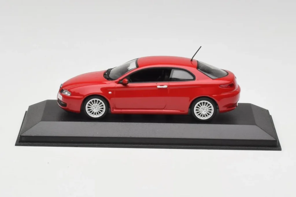 โมเดลรถ 1:43 Alfa Romeo GT Alfa สีแดง Minichamps (มือสอง)